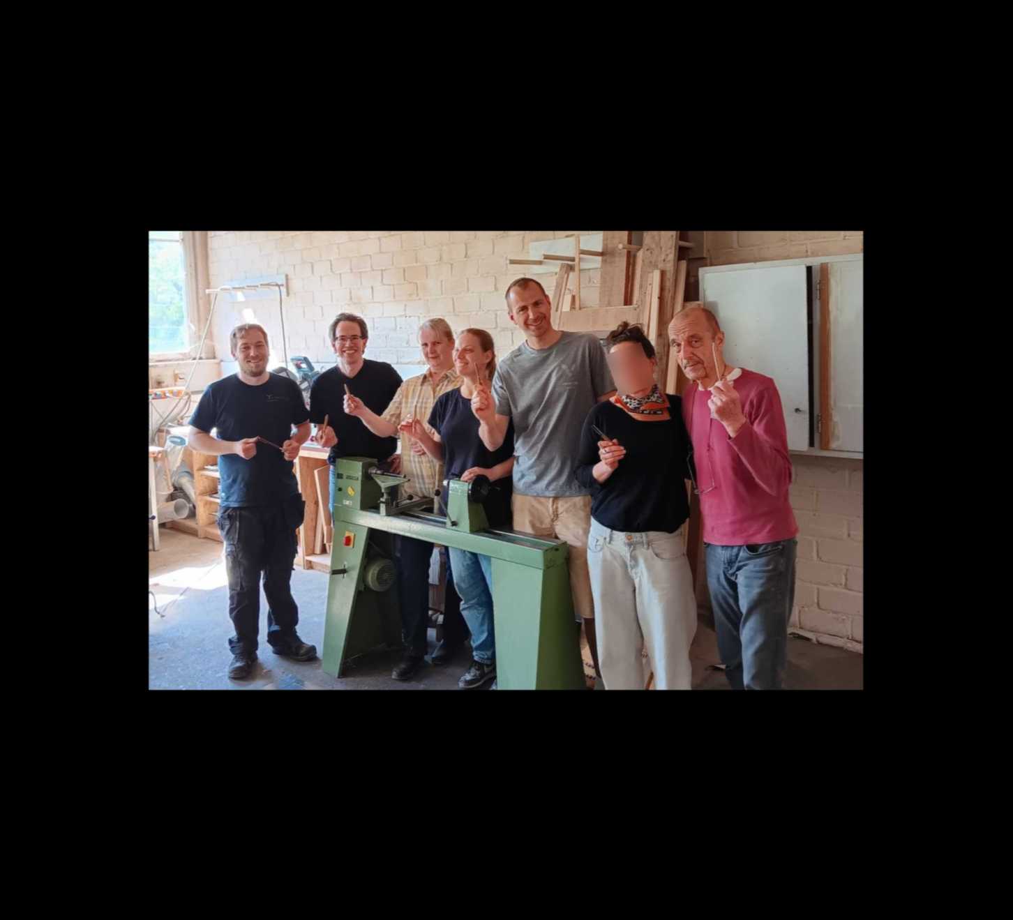 Workshop-Teilnehmer mit selbst gedrechselten Stiften