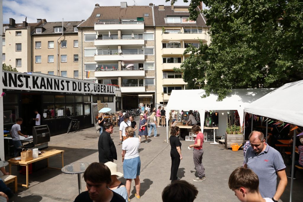 Der Außenbereich wirkt fast leer durch seine Größe