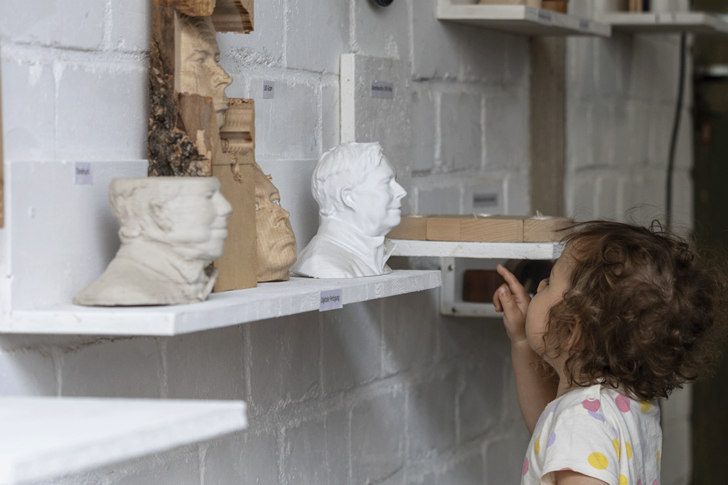 Ausstellungswand mit Kind