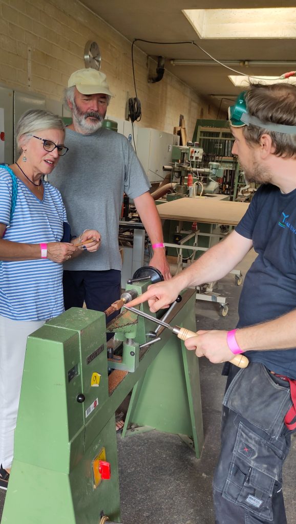 Interessierte beim Drechseln