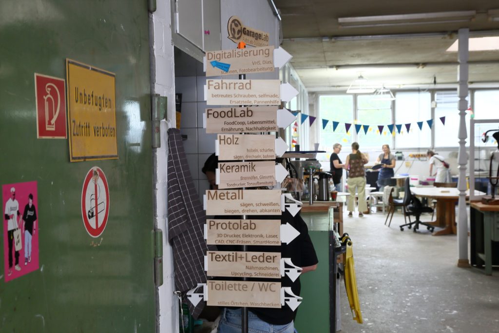 Ein selbst gebauter Wegweiser im Eingangsbereich