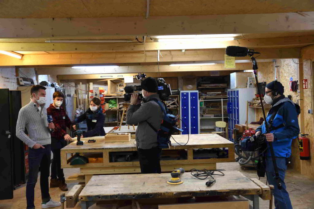 Ein Fernsehteam filmt in der Holzwerkstatt des GarageLab e.V. Düsseldorf