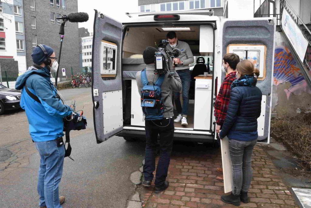 Ein Fernsehteam filmt einen ausgebauten Van im GarageLab Düsseldorf