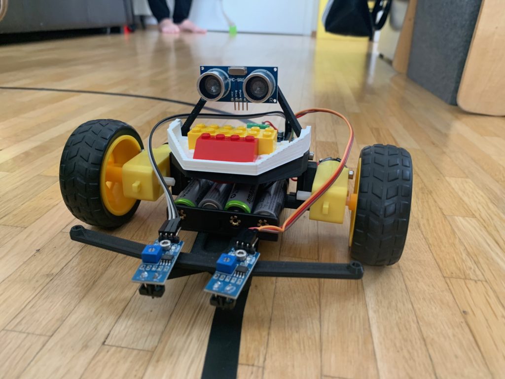 Bild eines selbstgebauten Roboter im Young GarageLab Kurs