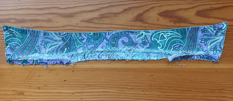 Nahaufnahme des abgetrennten Kragens. Die verschlissenen Stellen sind am unteren Rand zu erkennen.