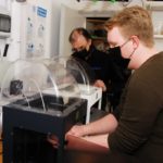 Firma Heuron wartet Craftbot im GarageLab