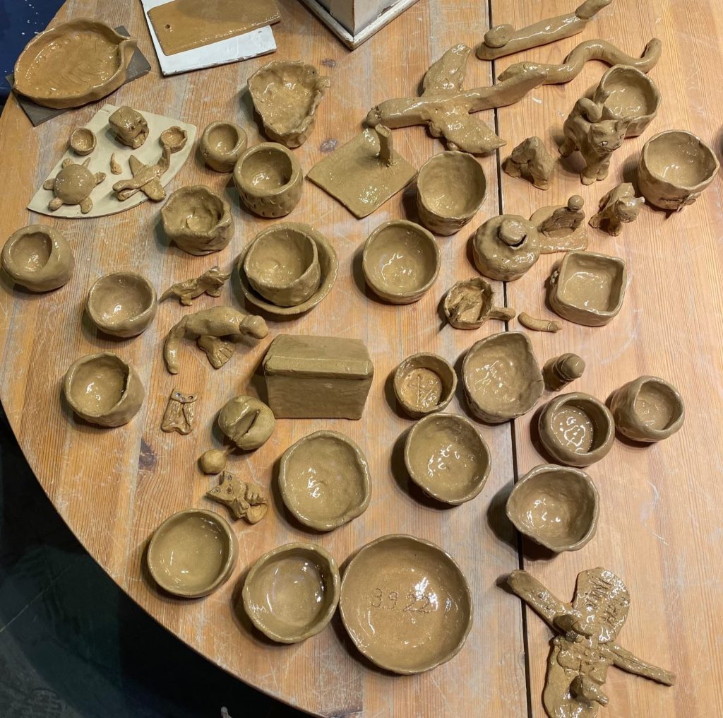 Die gebrannten Keramiken aus dem Keramikworkshop des GarageLab.