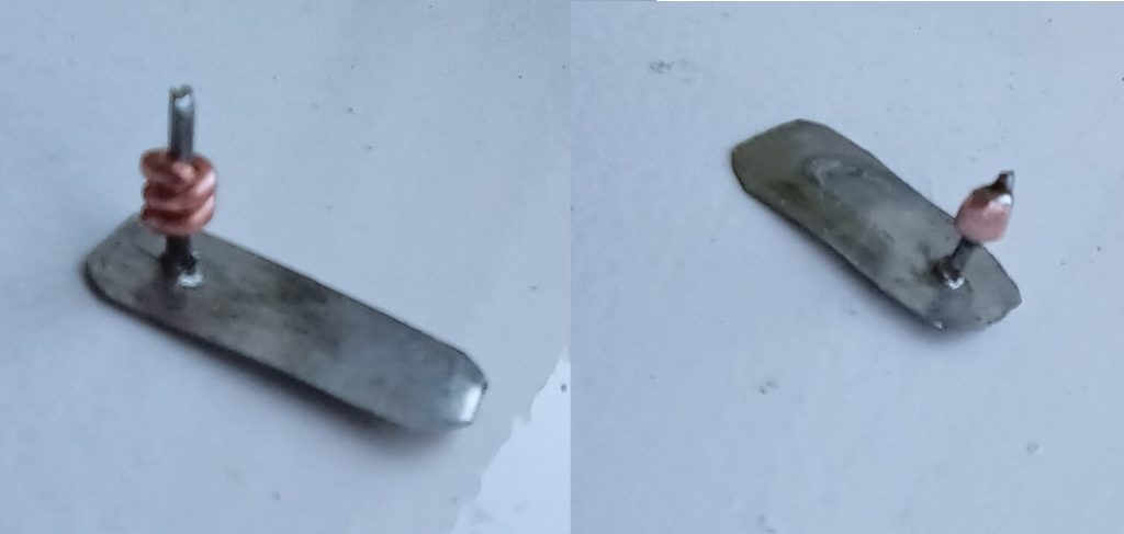 Nahaufnahme des reparierten Bügels. Mit Hilfe eines Drahtstiftes und eines darum gewundenen Kupferdrahts wurde der fehlende Pin ersetzt.