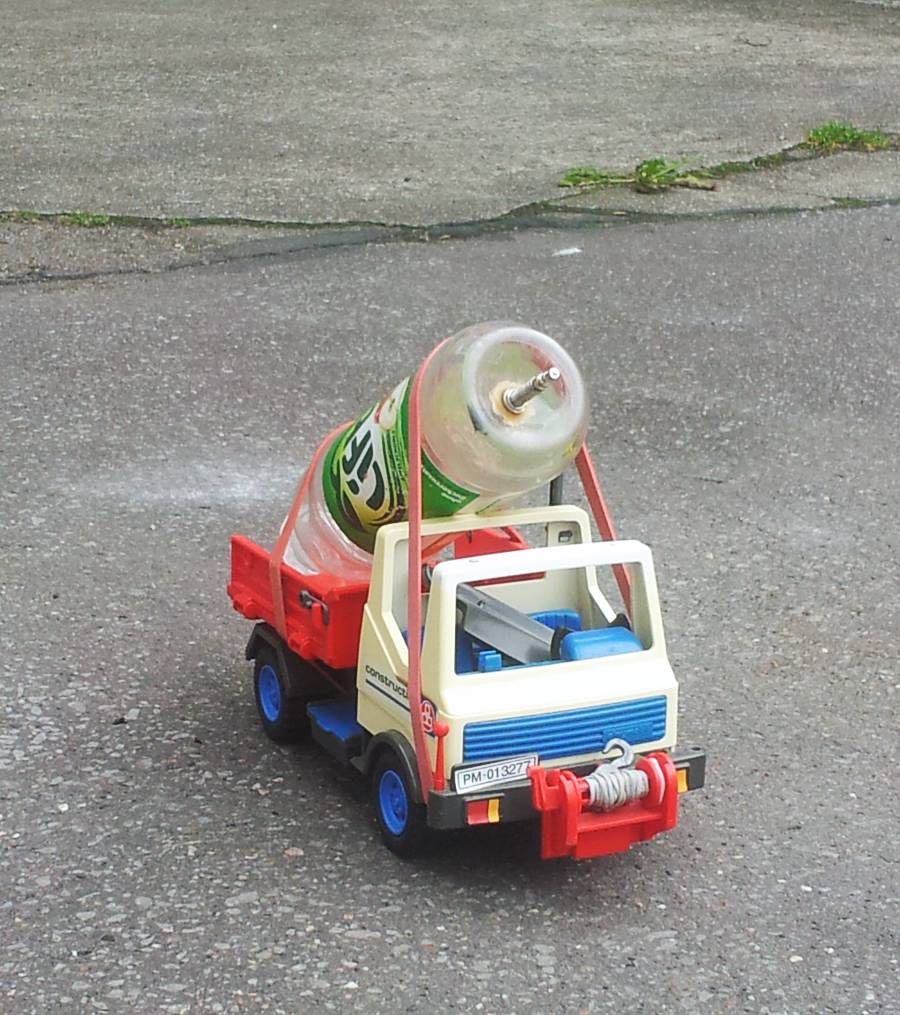 Ein Playmobil Auto, eine 0,5 L Flasche und ein paar Gummis reichen. Fertig ist der RocketDragRacer