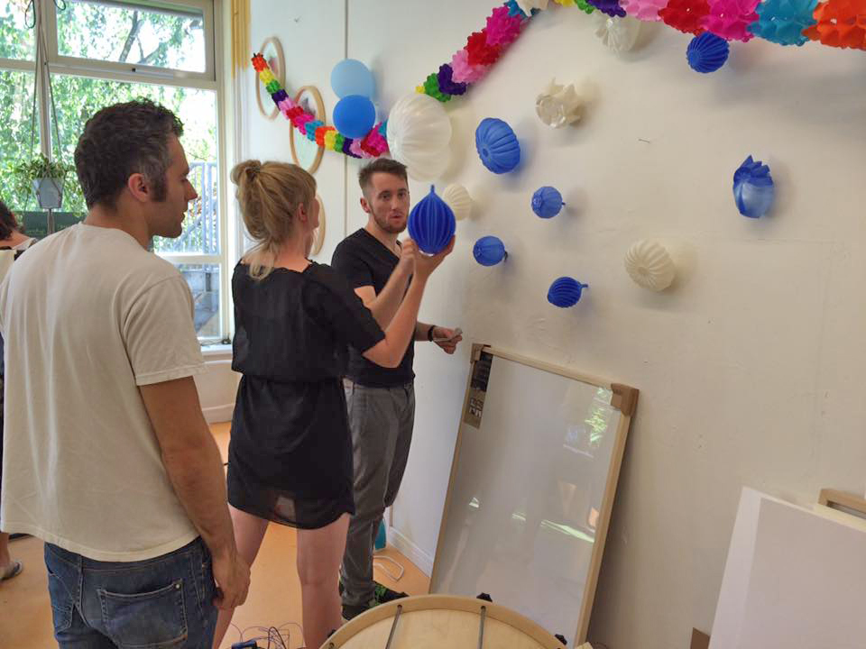 Severin Deutschmann und Tobias Lorenz mit Roos Meerman und ihren Aero Artefakten (Foto Paul de Bruijn)