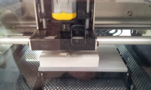 Laufender Fräsvorgang auf PVC-P